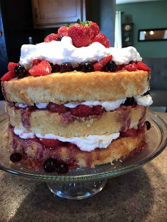 buttermilk butter cake with berry compote | savorwithjennifer.com