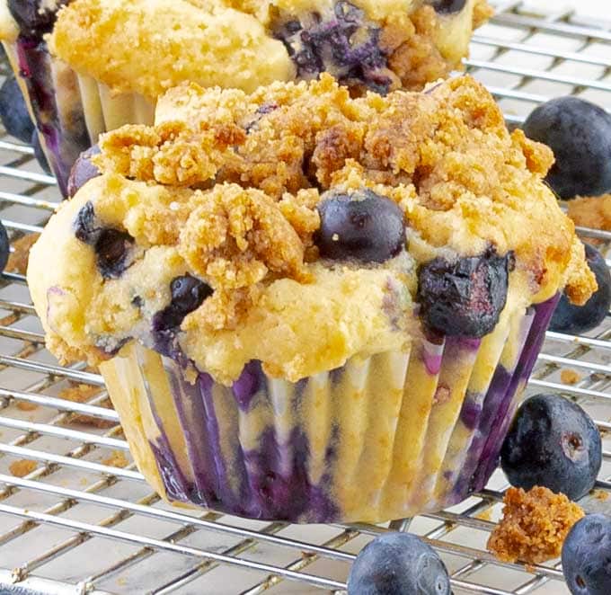 Rekvisitter initial Dyrt Blueberry Sour Cream Muffins with Streusel Topping - SAVOR With Jennifer